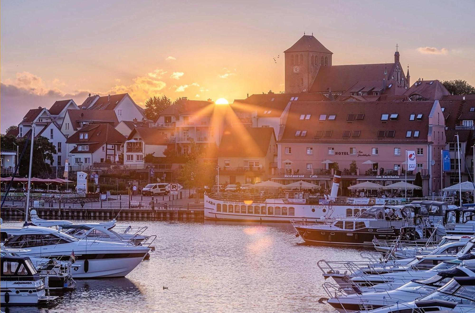 Mueritz Utkiek - Apartment Mit Seeblick & Balkon In Der Hafenresidenz Waren  Buitenkant foto